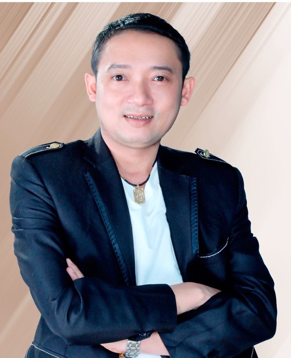 Chiến Thắng - từ cậu bé gánh gạch thuê đến danh hài nhận cát xê trăm triệu/ngày - 1 Nhìn Chiến Thắng hôm nay, ít ai biết anh từng trải qua những tháng ngày khó khăn, bươn chải trong quá khứ.