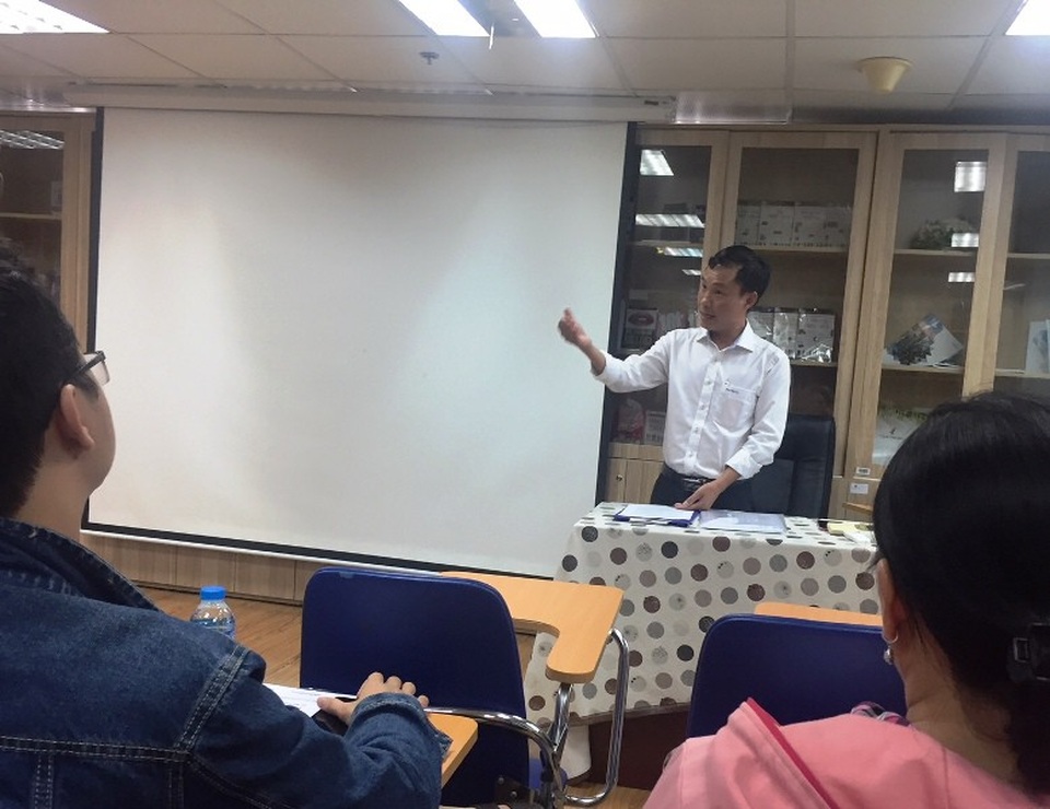 Công ty con "hứa lèo" cấp sổ, khách hàng kéo đến công ty mẹ... "hỏi tội" - 3 Ông Vũ Thái Sơn, đại diện công ty Long Kim Phát tiếp xúc với khách hàng và tiếp tục “hứa”.
