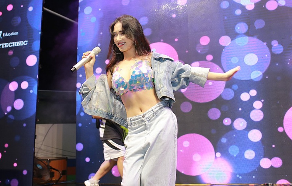Đức Phúc đội mũ con heo nhảy tưng bừng, Hòa Minzy tung ca khúc mới - 6 Đặc biệt đây là lần đầu tiên Hòa Minzy ra mắt, hát live ca khúc mới có tên “Nàng tiên cá”. Sáng tác mới mang tính lạc quan, yêu đời của Hòa Minzy nhanh chóng được các bạn trẻ đón nhận.