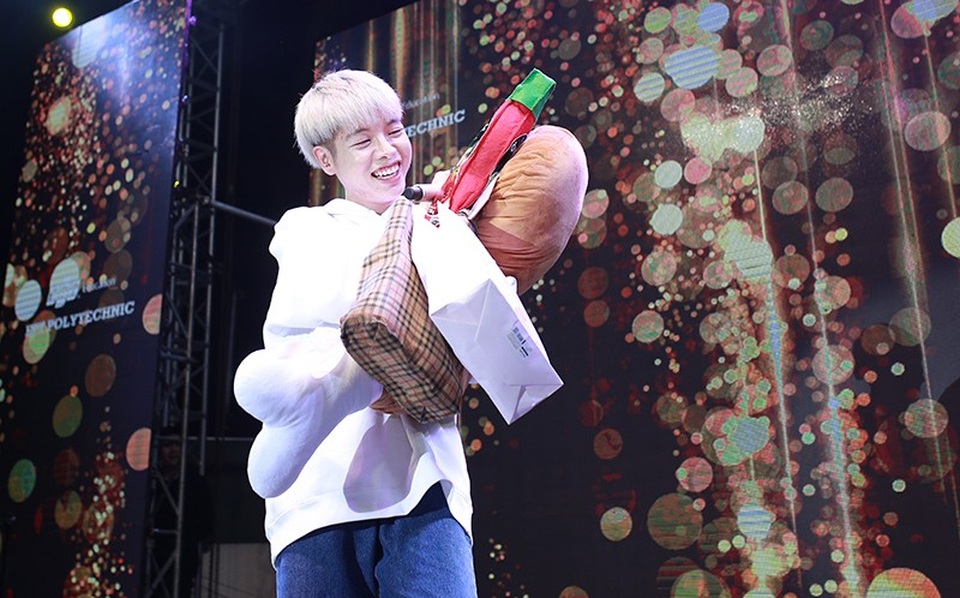 Đức Phúc đội mũ con heo nhảy tưng bừng, Hòa Minzy tung ca khúc mới - 3 Đức Phúc rất vui vẻ với những món quà fan tặng