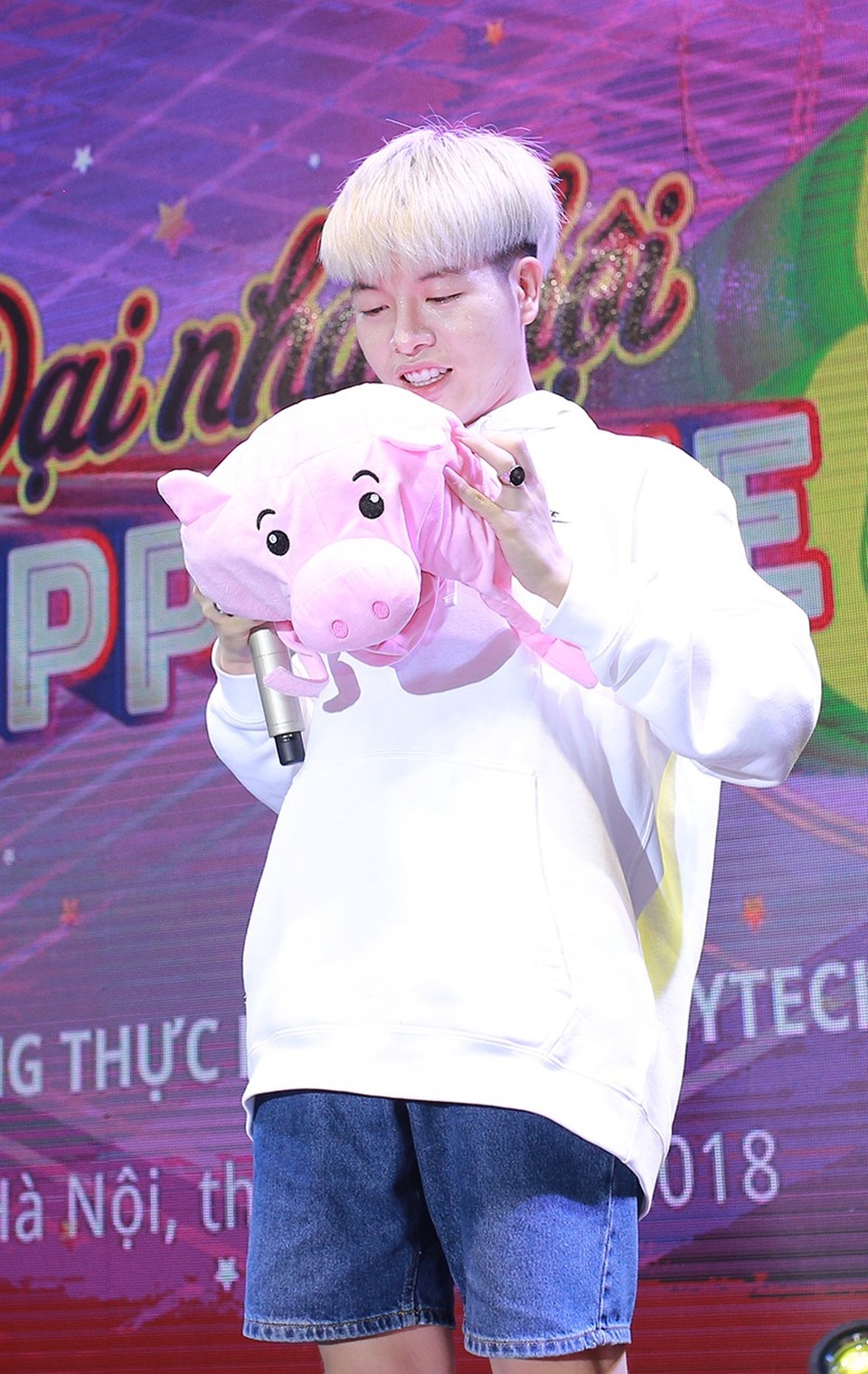 Đức Phúc đội mũ con heo nhảy tưng bừng, Hòa Minzy tung ca khúc mới - 4 Đức Phúc còn được fan tặng cho một chiếc mũ hình chú heo màu hồng. Nam ca sĩ lập tức đội lên đầu và trình diễn một ca khúc sôi động chiều lòng các fan.