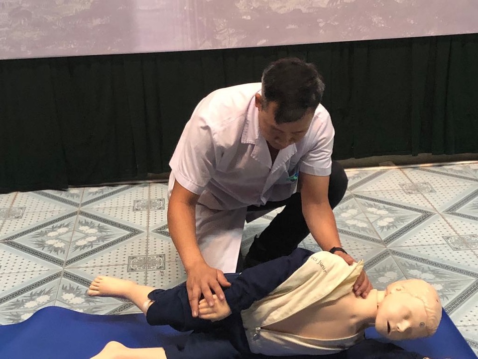 Cách mở đường thở, ép tim ai cũng có thể làm để cứu bệnh nhân đuối nước - 1 Sau khi bệnh nhân tỉnh, thở lại, hãy đặt bệnh nhân về tư thế an toàn là nằm nghiêng sang một bên, tránh trường hợp bệnh nhân nôn, ọc nước gây sặc. Ảnh: H.Hải
