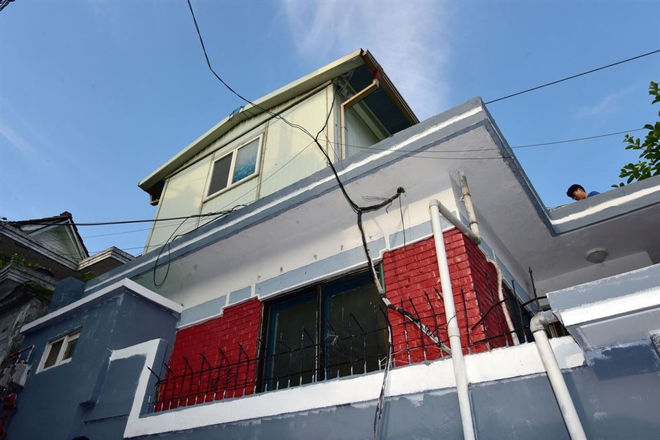 Thị trưởng Seoul Park Won-soon và vợ mới đây đã quyết định rời khỏi dinh thự rộng rãi với đầy đủ trang thiết bị tại khu đất đắt đỏ ở trung tâm thủ đô Seoul để chuyển tới sống tại một căn hộ nằm trên gác mái ở Samyang-dong, phía bắc Seoul. Đây vốn là khu vực kém phát triển với những căn nhà dành cho người có thu nhập thấp tại Seoul.