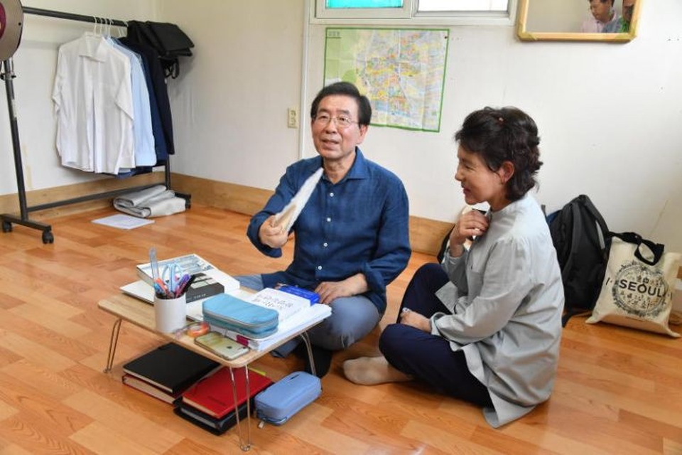 Căn hộ trên gác mái của Thị trưởng Park có hai phòng nhỏ, một phòng tắm và không có điều hòa nhiệt độ. Ông phải sử dụng thêm quạt tay khi làm việc tại đây.