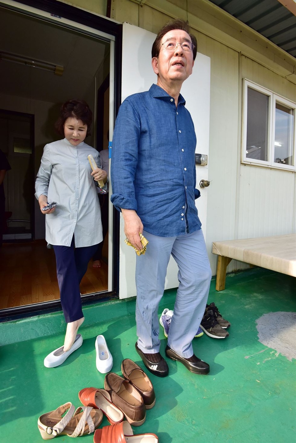 “Tôi tin rằng cả vấn đề và cách giải quyết vấn đề đều nằm ở cuộc sống thực tế, chứ không phải ở văn phòng thị trưởng. Lần đầu tiên tới Seoul sau khi tốt nghiệp trung học, tôi từng sống trong một căn nhà được xây bên sườn núi. Vì thế tôi không lạ lẫm với môi trường sống như thế này”, ông Park nói về nơi ở mới của mình.