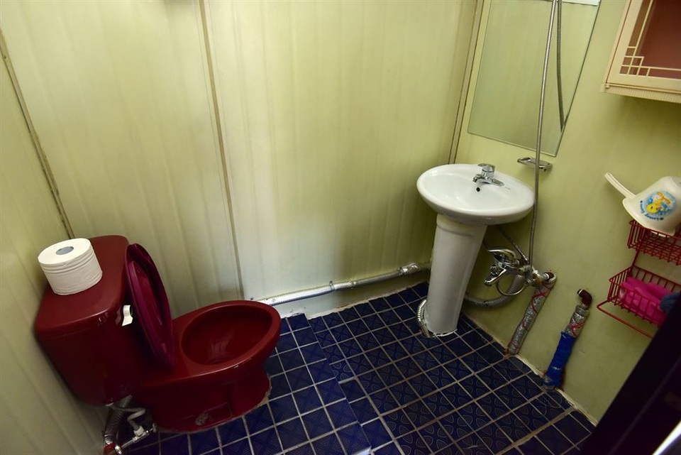 Vấn đề nhà ở tại các khu vực đô thị như Seoul đang trở thành thách thức đối với các nhà chức trách. Nhiều hộ gia đình thu nhập thấp tại Hàn Quốc phải chi tới 50% thu nhập hàng tháng vào việc thuê nhà. Trong ảnh: Nhà vệ sinh bên trong căn hộ gác mái của thị trưởng Seoul.