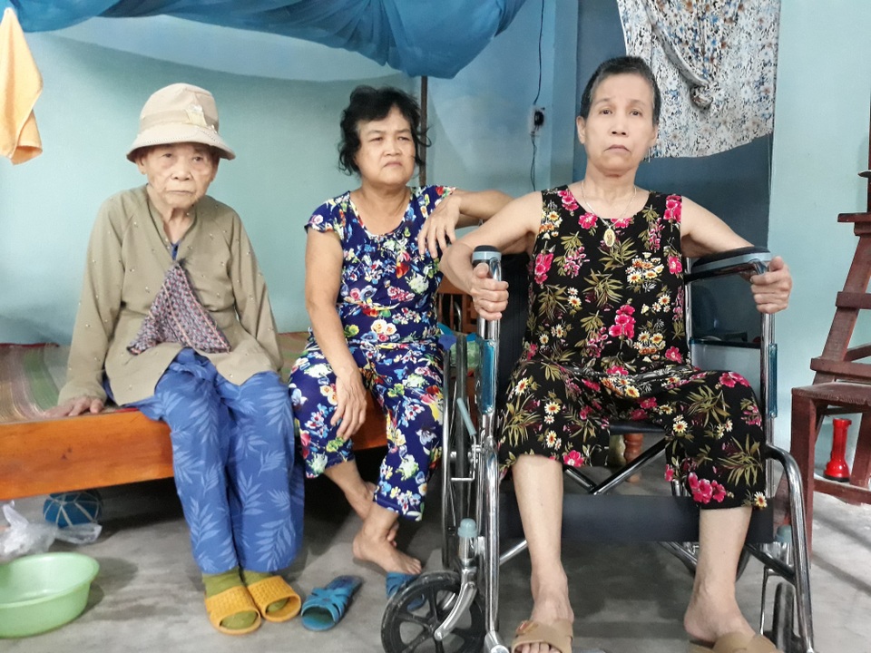 "3 mẹ con tôi khổ lắm, chú ơi !" - 1 Cuộc sống của mẹ con bà Ngan thiếu thốn đủ bề