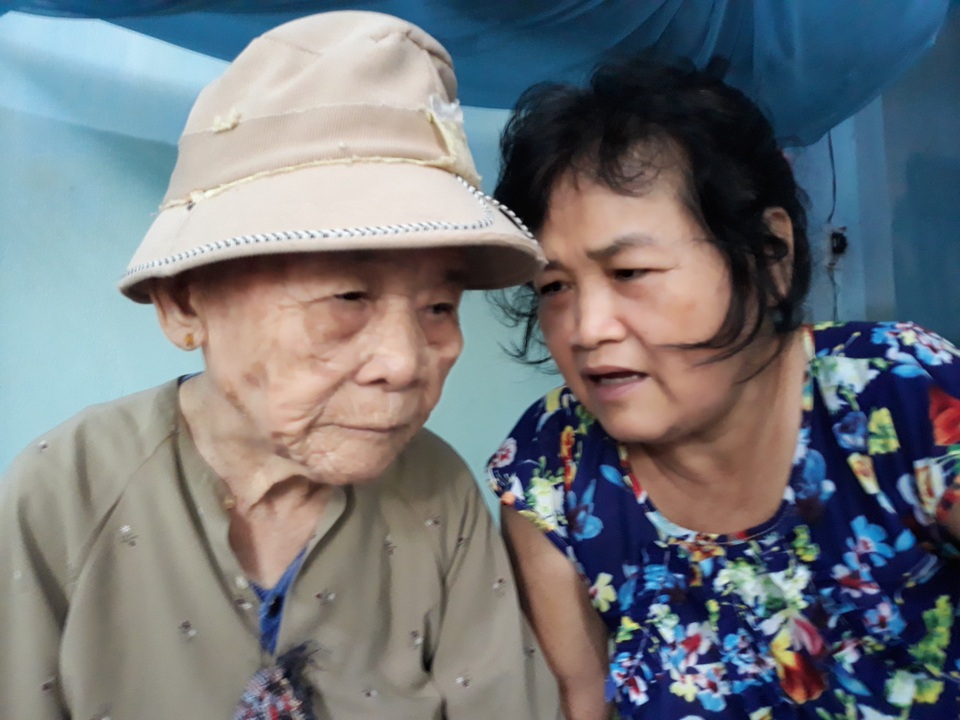 "3 mẹ con tôi khổ lắm, chú ơi !" - 2 Mẹ và chị gái không còn minh mẫn nên bà Ngan buộc phải ở nhà chăm sóc cả hai