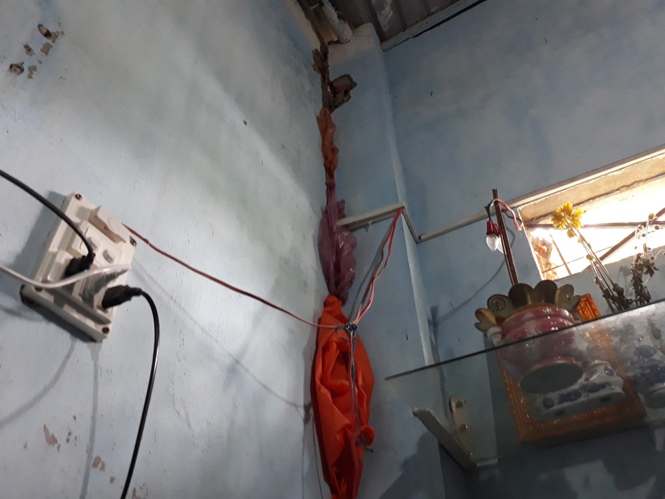 "3 mẹ con tôi khổ lắm, chú ơi !" - 4 ... thay vào đó là những vết nứt chi chít đe dọa an toàn của 3 người vào mỗi mùa mưa bão