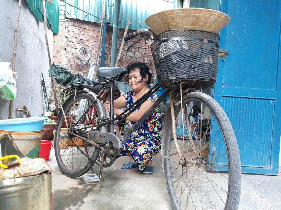 "3 mẹ con tôi khổ lắm, chú ơi !" - 6 Chiếc xe cà tàng luôn được chuẩn bị sẵn sàng nhưng cả tháng qua bà Ngan chưa thể ra khỏi nhà đi mua ve chai