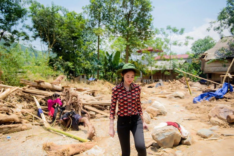 Hoa hậu Ngân Anh vượt rừng vào thăm bà con Yên Bái sau lũ dữ - 1 Do ảnh hưởng của hoàn lưu cơn bão số 3 vừa qua, xã Sơn Lương, huyện Văn Chấn là một trong 3 xã bị thiệt hại nặng nề với 3 người chết, 15 nhà bị sập trôi hoàn toàn, 21 nhà bị thiệt hại nặng nề và 50 nhà phải di dời khẩn cấp. Hiện nay cuộc sống của người dân nơi đây đang gặp rất nhiều khó khăn.