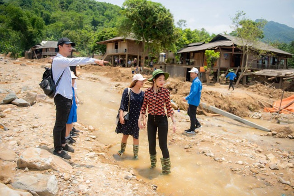 Hoa hậu Ngân Anh vượt rừng vào thăm bà con Yên Bái sau lũ dữ - 2 Đúng lúc biết MC Phan Anh có ý định lên thăm hỏi và giúp đỡ tình hình bà con, Lê Âu Ngân Anh đã thu xếp công việc để đồng hàng cùng anh. Cô đáp chuyến bay chiều sau khi kết thúc giờ học để ra Hà Nội và bắt ô tô di chuyển lên Yên Bái trong đêm.