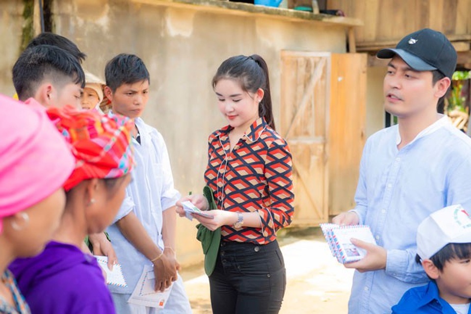 Hoa hậu Ngân Anh vượt rừng vào thăm bà con Yên Bái sau lũ dữ - 3 Có mặt tại Bản Tủ, Bản Mười của xã Sơn Lương, trước những thiệt hại nặng nề do thiên tai gây ra tại đây, MC Phan Anh, Ngân Anh cùng những người bạn đã thăm hỏi, động viên bà con nhân dân nơi đây khắc phục khó khăn, nhanh chóng ổn định cuộc sống. Đồng thời trao 15 suất quà, mỗi suất trị giá 10 triệu đồng cho những hộ có nhà bị lũ cuốn trôi và 21 suất quà, mỗi suất trị giá 3 triệu đồng cho các gia đình bị thiệt hại nặng trong đợt mưa lũ vừa qua. Tổng giá trị quà tặng trên 200 triệu đồng.