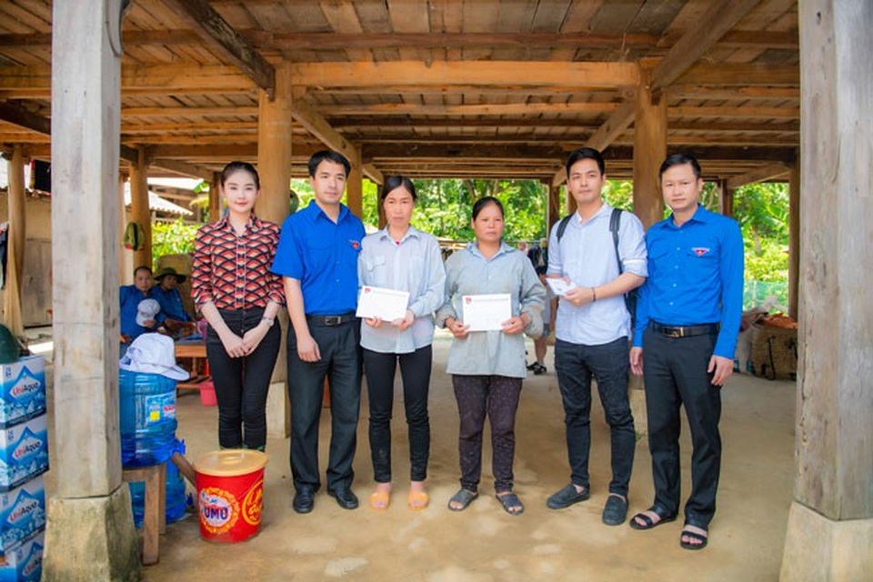 Hoa hậu Ngân Anh vượt rừng vào thăm bà con Yên Bái sau lũ dữ - 7 Ngân Anh cho biết chuyến đi thăm bà con ở xã Lương Sơn, huyện Văn Chấn, Yên Bái này cùng gia đình anh MC Phan Anh đã mang đến cho cô rất nhiều cảm xúc. “Cảm thấy bản thân mình sinh ra đã may mắn rất nhiều và mình cần phải dùng sức trẻ của mình để chia sẻ với những hoàn cảnh kém may mắn hơn, cũng như nhân rộng đựơc tình thương và sự tương trợ giữa các đồng bào với nhau”, Lê Âu Ngân Anh nói.