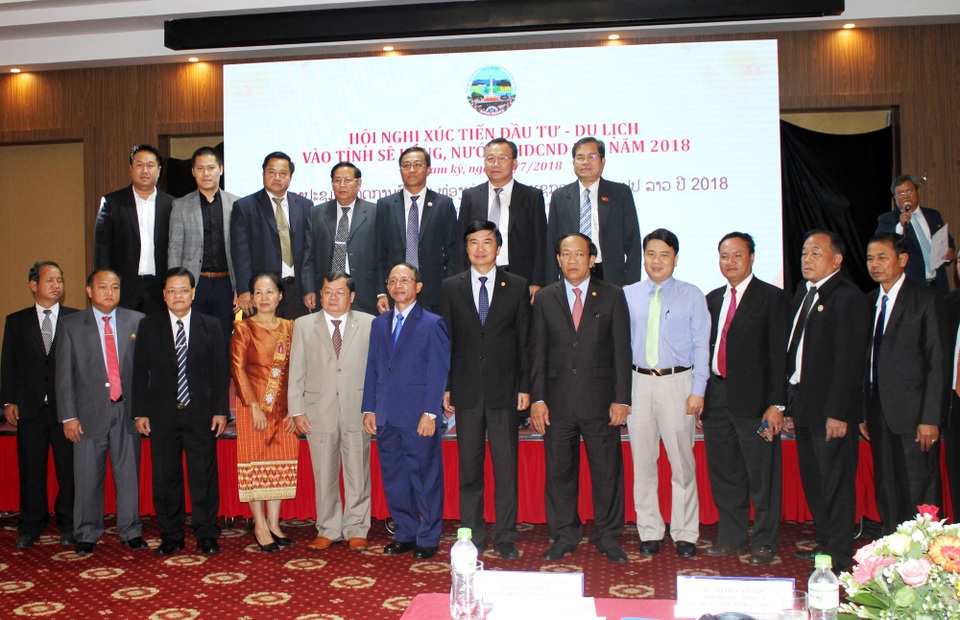 Lãnh đạo hai tỉnh cùng các doanh nghiệp tại hội nghị xúc tiến đầu tư vào Sekong