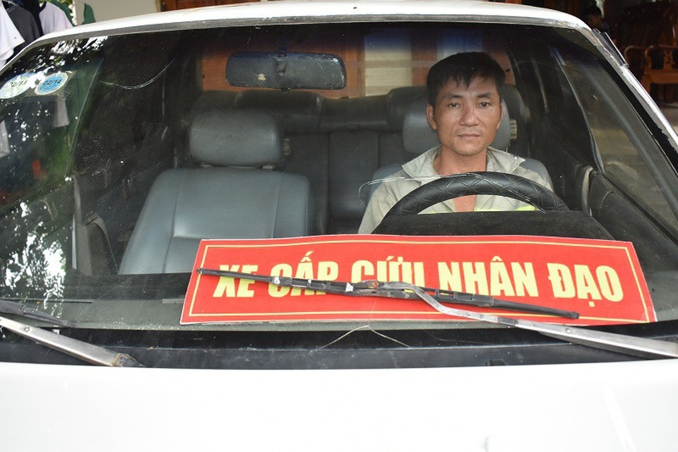 Dù ngày nắng hay mưa, chiếc xe chở bệnh nhân của anh Khiết vẫn luôn sẵn sàng. Có những lúc nửa đêm, hay đang lỡ bữa cơm gia đình, chỉ cần tiếng chuông điện thoại reo lên là anh lại vội lên đường.