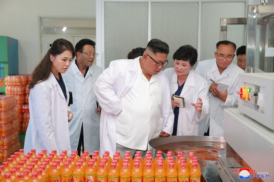 Cùng ngày, Đệ nhất phu nhân Ri Sol-ju và nhà lãnh đạo Kim Jong-un cũng đã tới thăm nhà máy thực phẩm tổng hợp Songdowon tại tỉnh Kangwon.