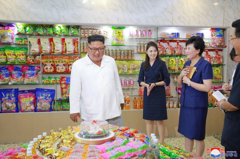 Phát biểu trong chuyến thăm tới nhà máy thực phẩm, ông Kim Jong-un khen ngợi những nỗ lực của các cán bộ làm việc tại nhà máy vì đã “hiện đại hóa quy trình sản xuất và cải thiện chất lượng sản phẩm”.