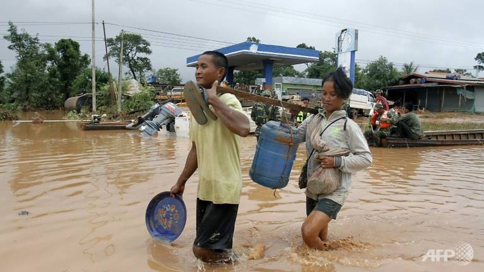 Người Lào sau sự cố vỡ đập: “Không ai cảnh báo chúng tôi” - 2 Người dân Lào bắt đầu trở về nhà sau khi nước rút. (Ảnh: AFP)