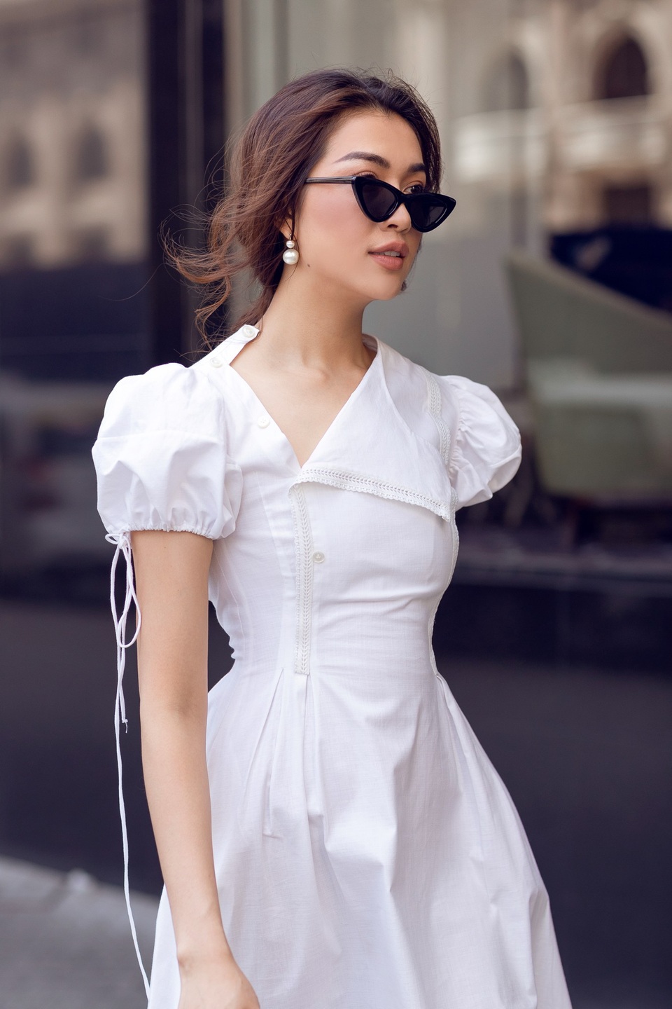 Trong bộ ảnh mới, lựa chọn những chiếc váy mang màu sắc cổ điển, chân dài hóa quý cô sang trọng nhưng không kém phần nổi bật.