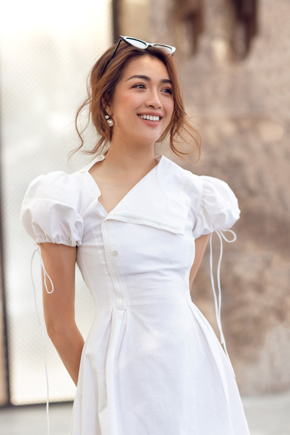 Thoát khỏi hình ảnh gợi cảm thường thấy, Lệ Hằng đẹp dịu dàng trong bộ ảnh mới. Những thiết kế được Á hậu Hoàn vũ Việt Nam lựa chọn giúp tô điểm cho làn da trắng nổi bật. Điểm nhấn của trang phục lần này nằm ở phần cổ và tay áo.