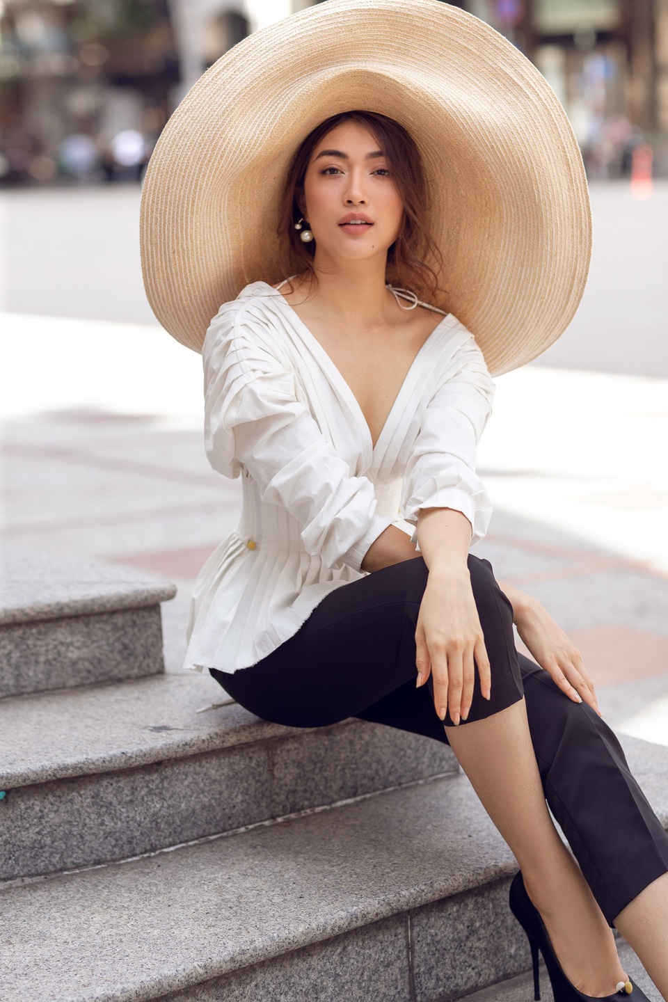 Chân dài chia sẻ: “Mỗi cô gái xinh đẹp nhất là lúc sống độc lập và khẳng định giá trị bản thân. Sống và làm việc hết mình sẽ giúp bạn thêm hạnh phúc hơn”.