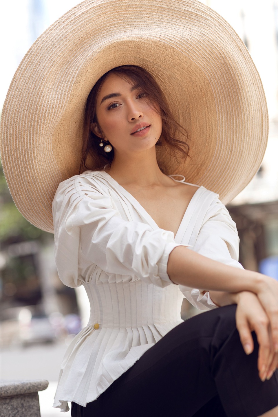 Lệ Hằng lựa chọn kiểu tóc buộc thấp cùng chiếc nón rộng vành nhằm tăng thêm vẻ sang trọng khi xuất hiện. Chân dài toát lên thần thái kiêu kỳ, quyến rũ.