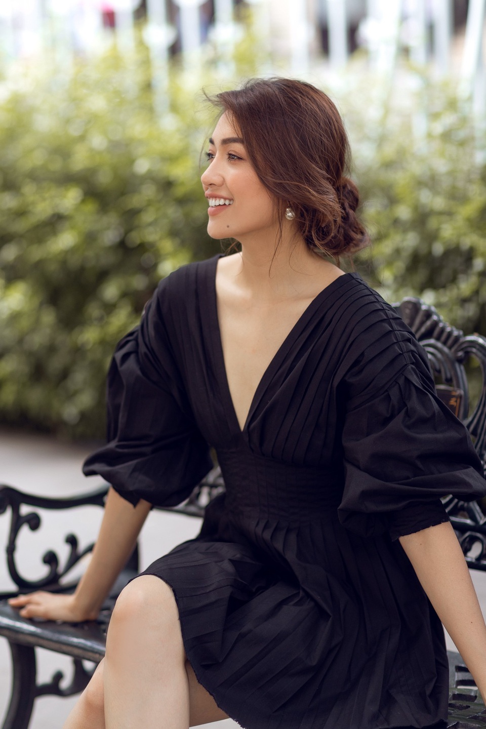 Những chiếc váy với phần cổ được cắt xẻ táo bạo cùng kiểu tay phồng giúp Lệ Hằng khéo léo khoe vẻ đẹp cổ điển nhưng cũng rất hiện đại.