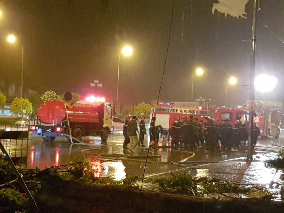 Lửa bao trùm cả khu chợ và nhà máy nhựa ở Hưng Yên - 2 Lực lượng PCCC triển khai chữa cháy trong mưa. (Ảnh: P.H)
