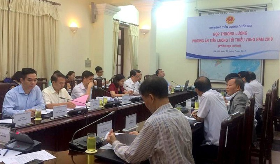 Lương tối thiểu 2019: Tổng LĐLĐ VN băn khoăn về cách tính mức sống tối thiểu - 1
Phiên đàm phán lần 2 về lương tối thiểu 2019 (26/7) tại Hà Nội. (Ảnh: Nghiêm Long)
