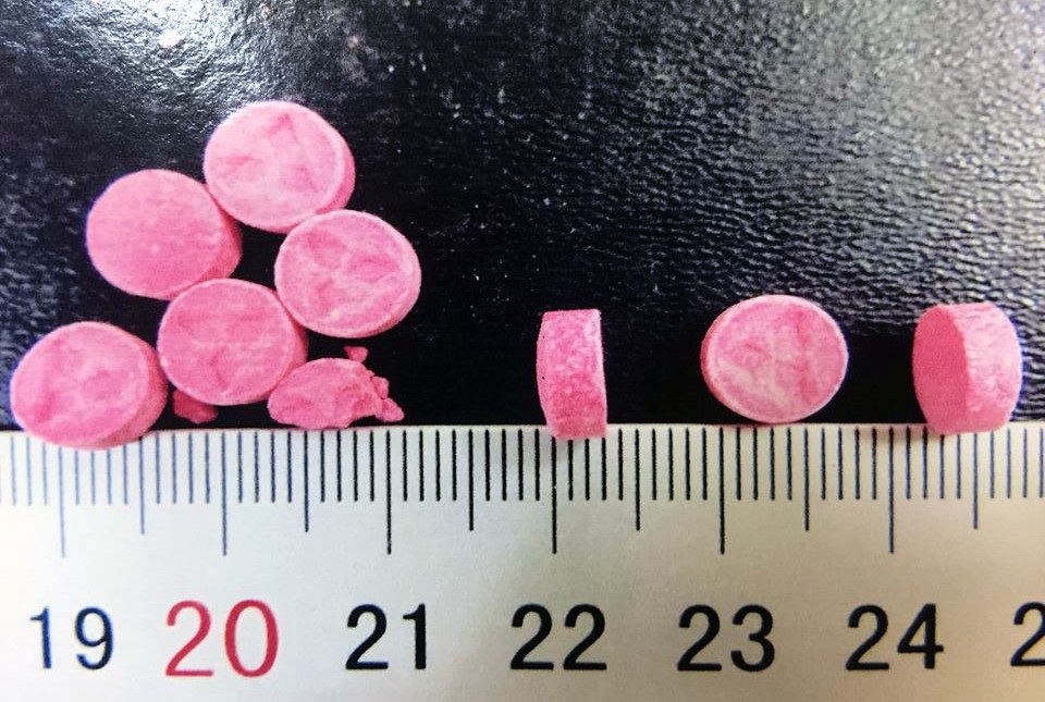 Phát hiện 2 chất ma túy cực độc chưa có trong danh mục - 1 Các viên nén màu hồng chứa N-Ethylpentylone là chất có tác dụng kích thích thần kinh trung ương mạnh tương tự chất Cathinone trong lá Khat.