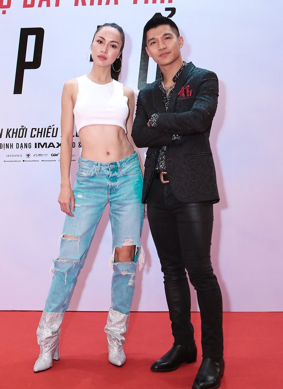 Vũ Ngọc Anh xuất hiện nóng bỏng trong áo croptop, quần jean cạp trễ cắt xẻ táo bạo bên cạnh Cường Seven