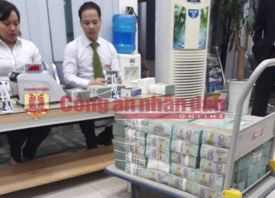 
Lực lượng Công an phải phối hợp với Kho bạc và cơ quan chức năngkiểm điếm&nbsp;hàng chục tiếng đồng hồ mới hết số tiền của các đối tượng trong vụ án đánh bạc nghìn tỷ.(Ảnh:cand.com.vn)
