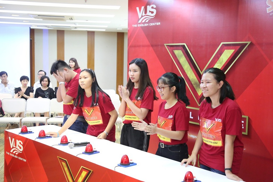 Vòng chung kết V-Challenge hồi hộp và nhiều cảm xúc - 1
Ở phần thi đầu tiên, các thí sinh được nghe các câu hỏi bằng tiếng Anh và chọn câu trả lời đúng trong 4 đáp án cho sẵn.