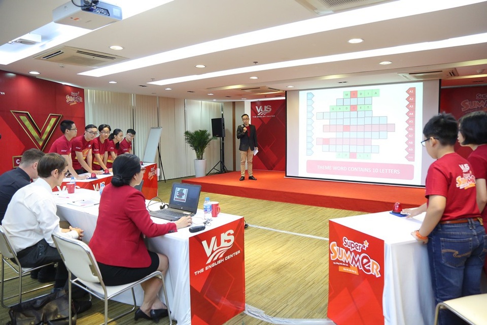Vòng chung kết V-Challenge hồi hộp và nhiều cảm xúc - 2
Sau khi trả lời 10 câu hỏi trắc nghiệm, các thí sinh tiếp tục phần thi giải ô chữ tiếng Anh.