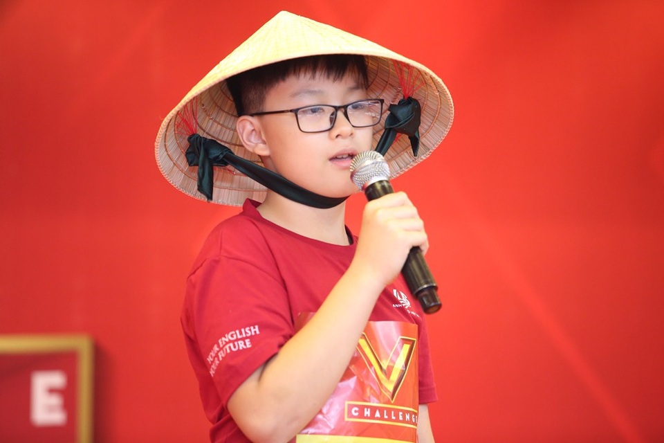 Vòng chung kết V-Challenge hồi hộp và nhiều cảm xúc - 3
Trước thi bước vào phần 2, các thí sinh được bốc thăm thứ tự dự thi của mình. Các thí sinh ở bảng thi Young Leaders nhỏ tuổi hơn thuyết trình về nét đẹp văn hóa của Việt Nam.