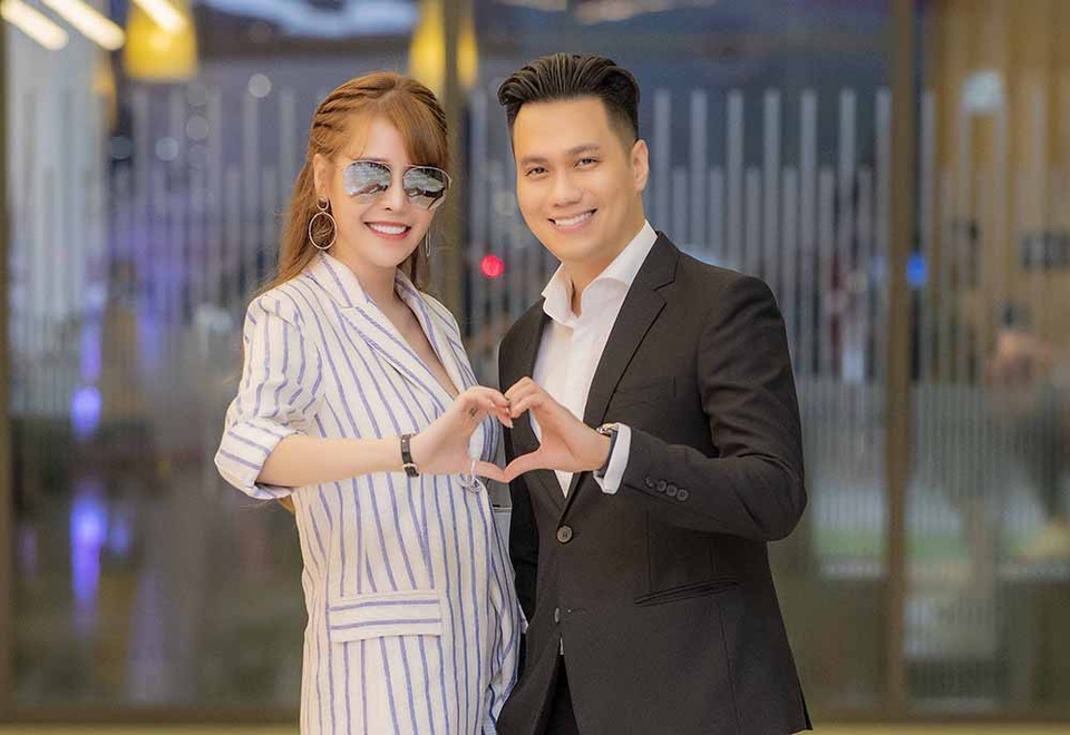 Không chỉ vậy, cả hai còn tạo dáng trái tim rất tình cảm, bất chấp những ồn ào xoay quanh trong thời gian gần đây.