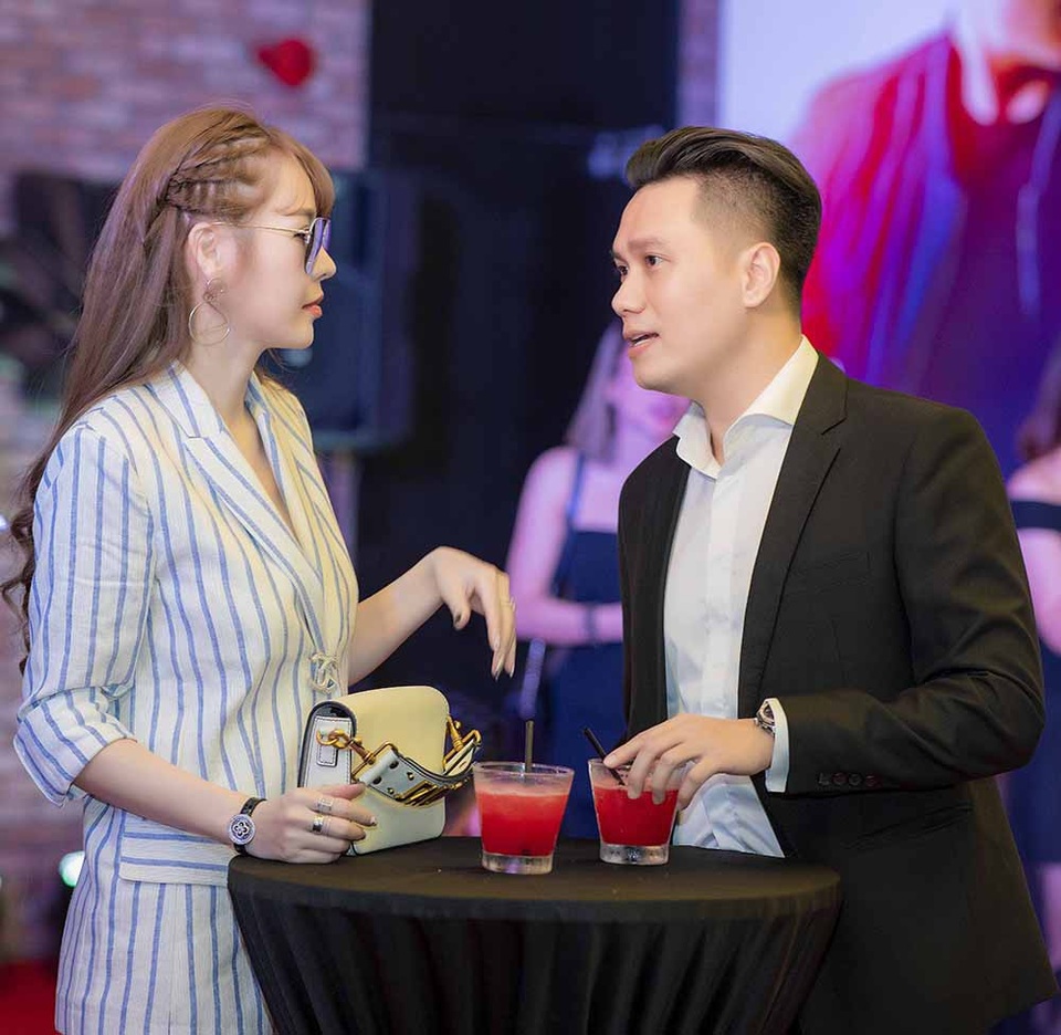 Việt Anh và Quế Vân trò chuyện với nhau trong suốt chương trình mà không ngại sự chú ý của khán giả hay truyền thông