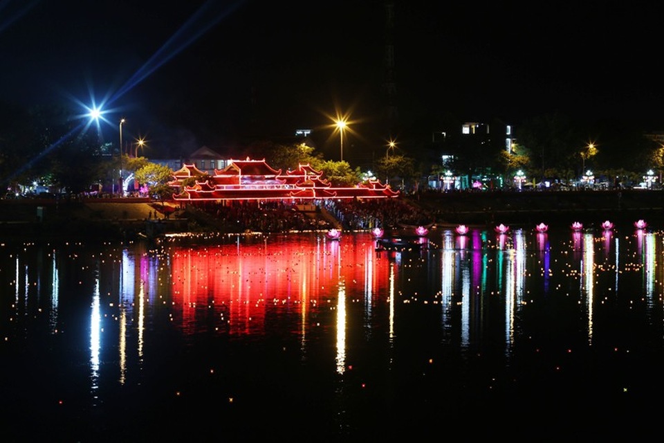 “Vang mãi bản hùng ca Đường 9” - 7 Hoa đăng được thả xuống dòng sông Thạch Hãn