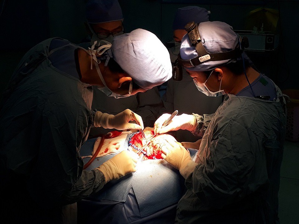 Phẫu thuật - Cơ hội sống cho trẻ mắc não úng thủy - 2 Phẫu thuật não úng thủy, dính khớp sọ là kỹ thuật khó, mới được triển khai