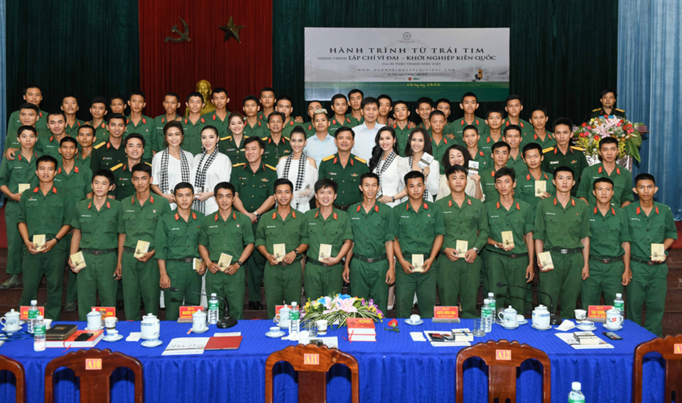 Hoa hậu, Á hậu xúc động khi tặng sách tại Sư đoàn bộ binh 5, quân khu 7 - 1 Hoa hậu, Á hậu xúc động khi tặng sách tại Sư đoàn bộ binh 5, quân khu 7 - 1