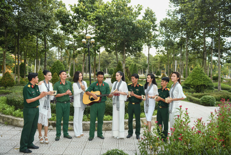 Hoa hậu, Á hậu xúc động khi tặng sách tại Sư đoàn bộ binh 5, quân khu 7 - 2 Hoa hậu, Á hậu xúc động khi tặng sách tại Sư đoàn bộ binh 5, quân khu 7 - 2