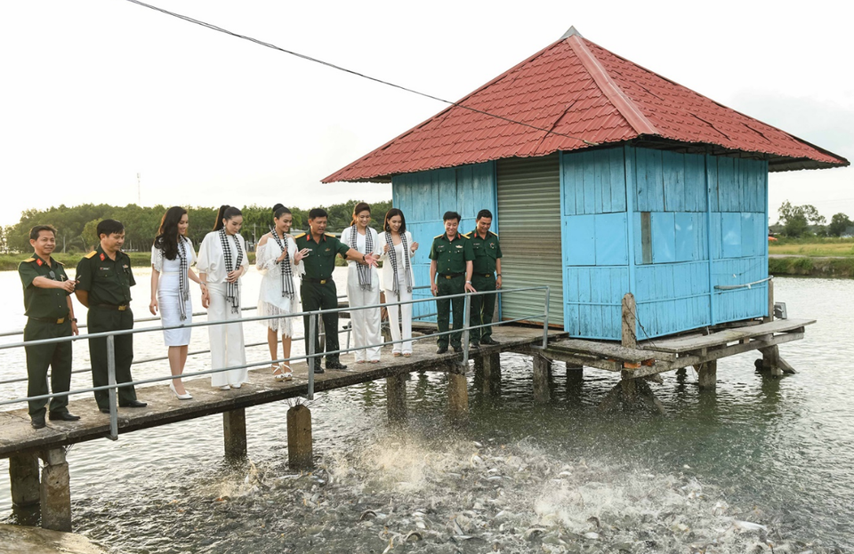 Hoa hậu, Á hậu xúc động khi tặng sách tại Sư đoàn bộ binh 5, quân khu 7 - 3 Sư đoàn trưởng – Đại tá Nguyễn Trường Thắng dẫn các Hoa hậu, Á hậu đi thăm quan khu chăn nuôi của sư đoàn