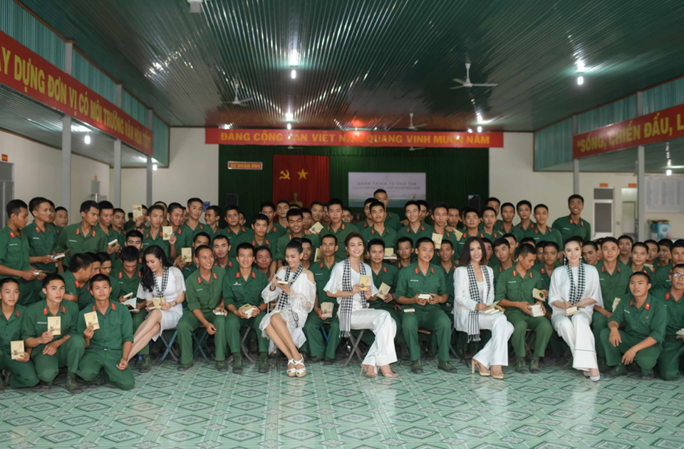 Hoa hậu, Á hậu xúc động khi tặng sách tại Sư đoàn bộ binh 5, quân khu 7 - 5 Hoa hậu, Á hậu xúc động khi tặng sách tại Sư đoàn bộ binh 5, quân khu 7 - 5
