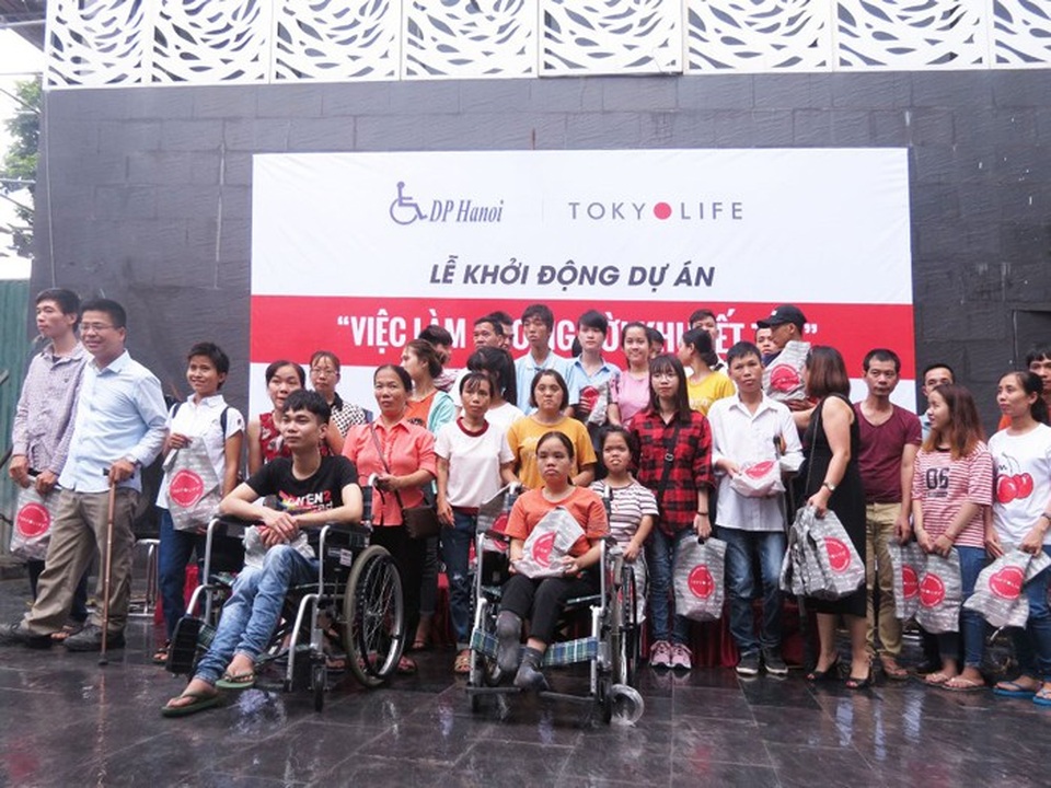 TokyoLife để cuộc sống ngày một tốt đẹp hơn - 1
Đại diện TokyoLife tặng quà cho những người lao động khuyết tật và gia đình đến tham dự chương trình