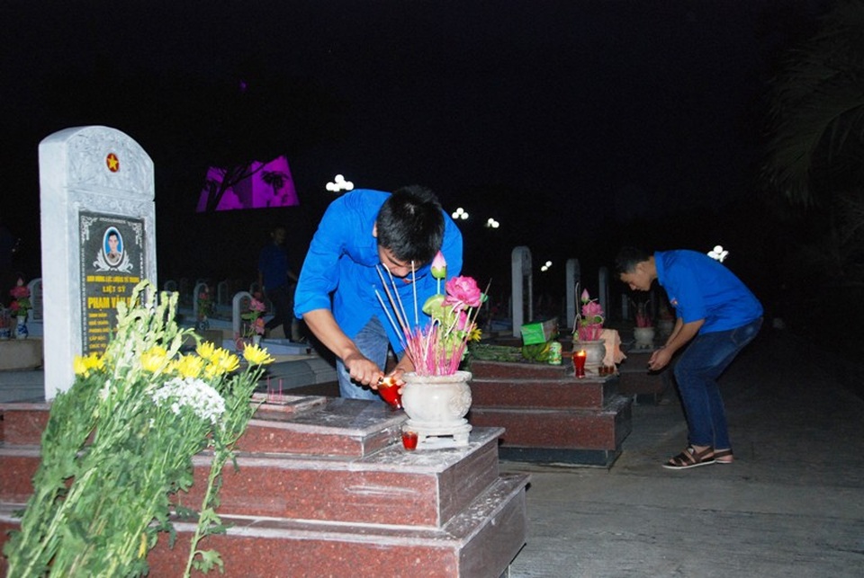 “Vang mãi bản hùng ca Đường 9” - 3 Đoàn viên, thanh niên thắp nến trên phần mộ liệt sĩ
