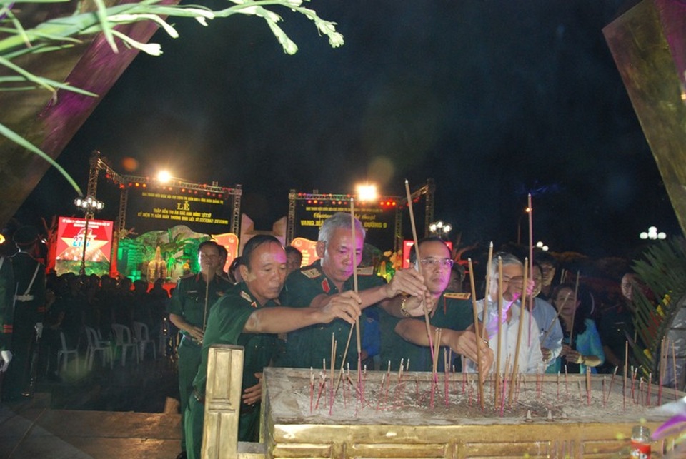 “Vang mãi bản hùng ca Đường 9” - 2
Dâng hương tri ân liệt sĩ