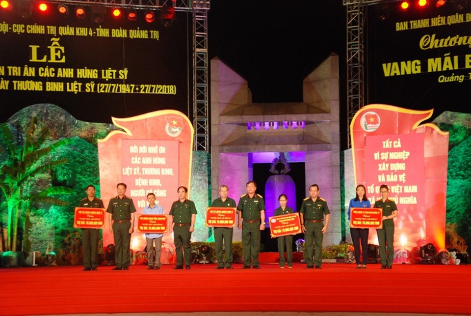 “Vang mãi bản hùng ca Đường 9” - 6 Tặng quà cho các đối tượng chính sách, nhà tình nghĩa cho các hoàn cảnh khó khăn