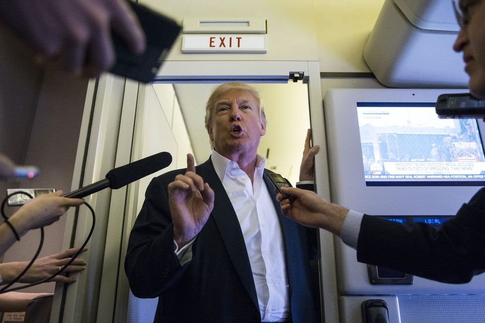 Sơ suất của trợ lý trên Không lực Một khiến ông Trump nổi giận - 1
Tổng thống Mỹ Donald Trump trả lời phóng viên trên Không lực Một. (Ảnh: Getty)