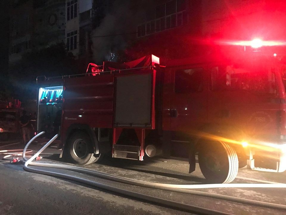 Quán karaoke 5 tầng bốc cháy dữ dội trong đêm - 2